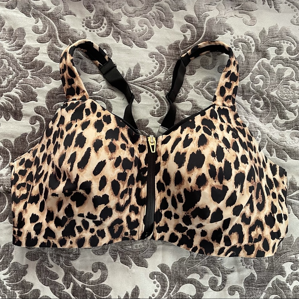 Knockout Sports Bra by Victoria’s Secret Maximum Support Front-Close bra